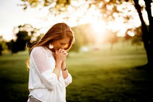 10 Beautiful Morning Prayers to Start Your Day with Positivity 2025 woman praying beside tree
